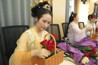 花香國(guó)韻  綻放芳華 ——荊門(mén)市口腔醫(yī)院開(kāi)展慶“三八婦女節(jié)”花藝及國(guó)風(fēng)展示秀活動(dòng)